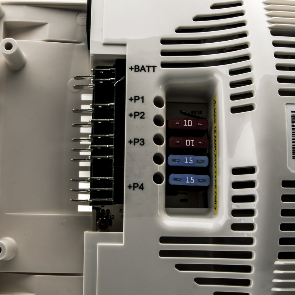 BBAtechniek - Dometic SMP 199-01 240W 19A omvormer (1x)